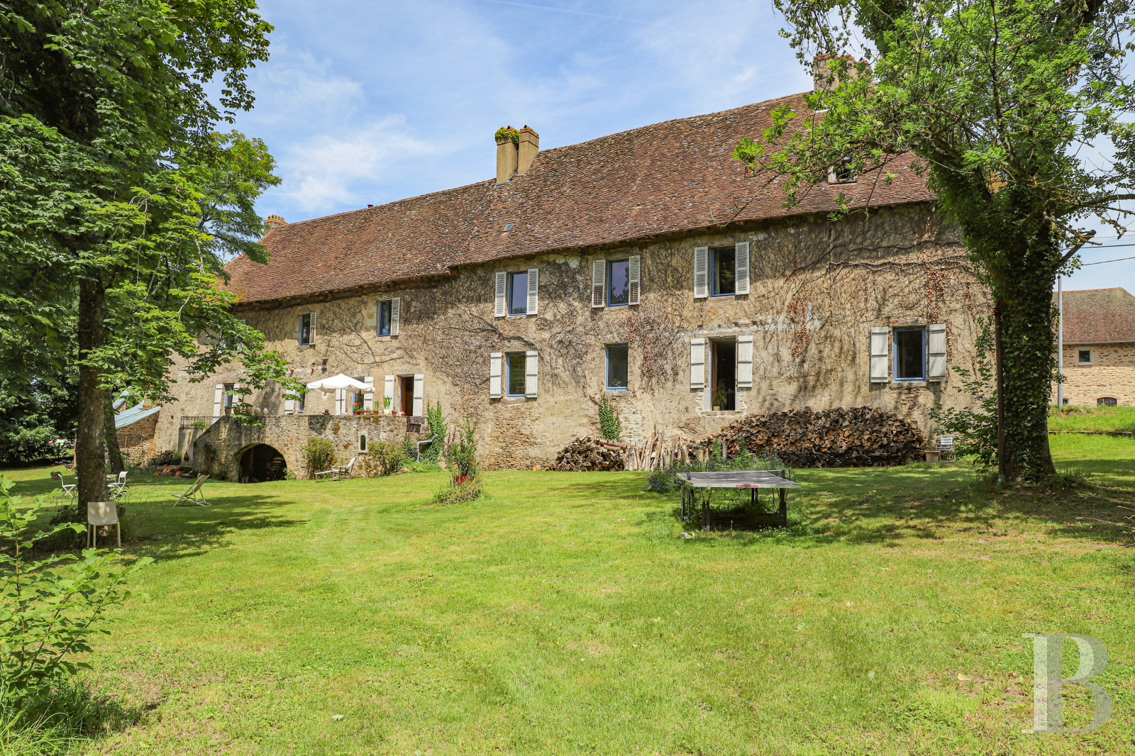 En Haute-Vienne, dans un hameau au sud de Limoges, un ancien relais de poste rénové dans un esprit de pension de famille - photo  n°1